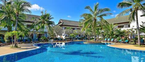 Piscine extérieure, parasols de plage, chaises longues