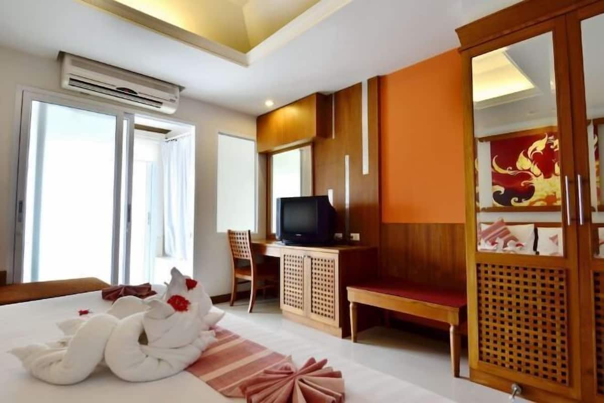 Minibar, in-room safe, desk, bed sheets