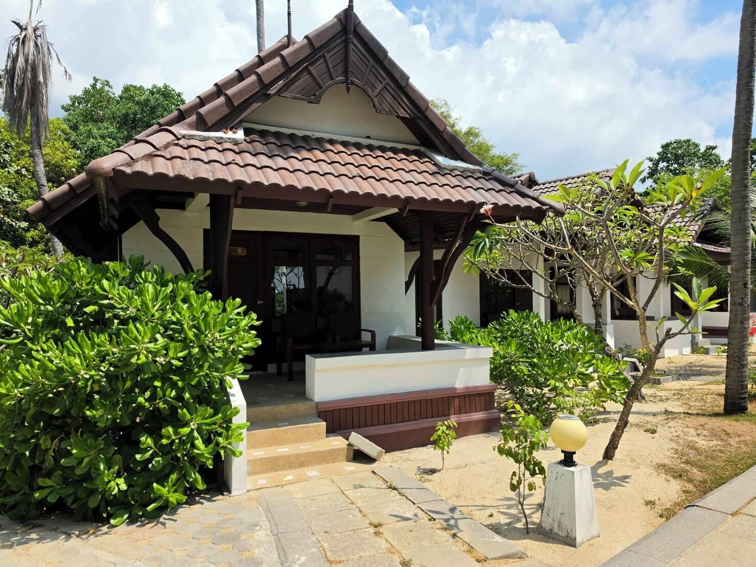 Bungalow, Beachside | Minibar, in-room safe, desk, bed sheets