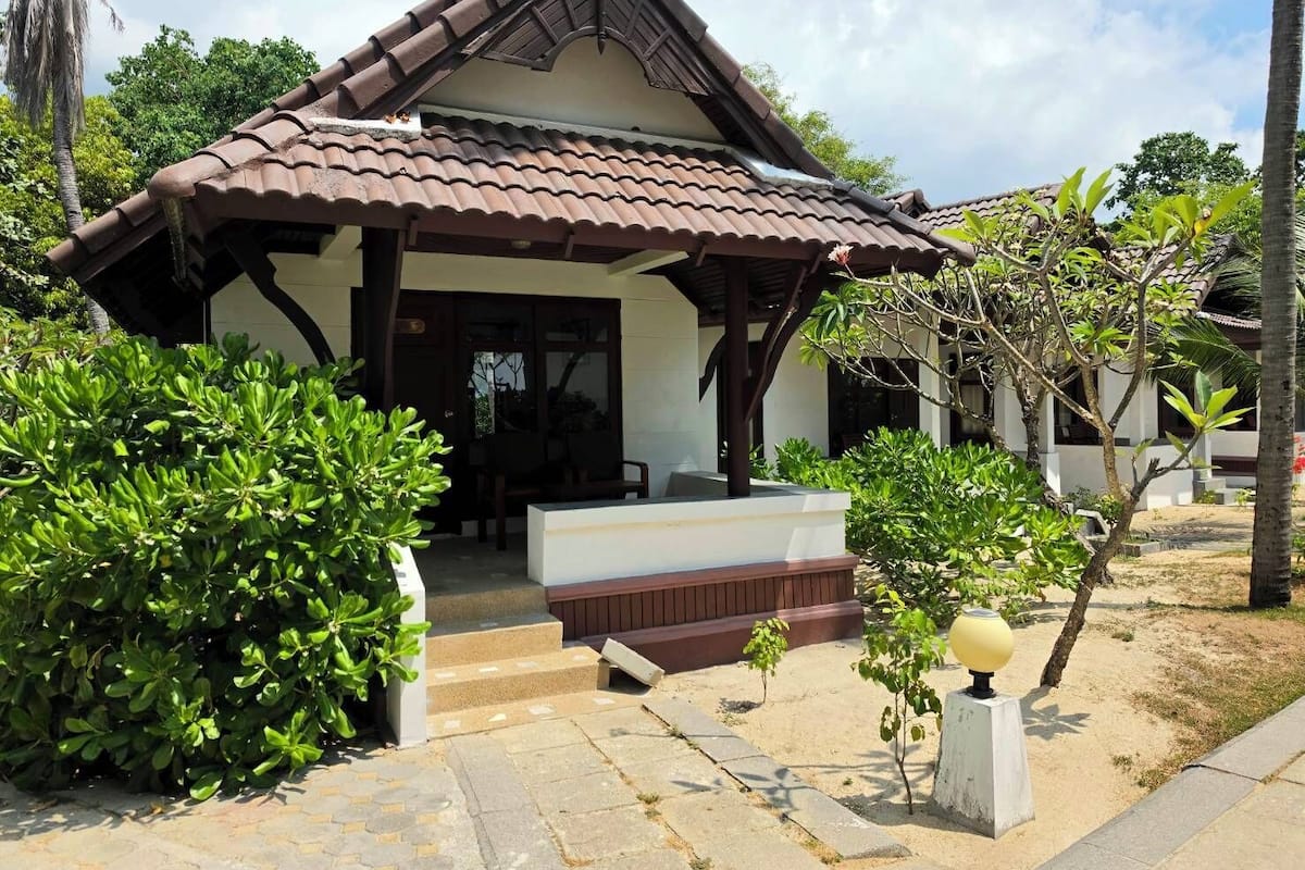 Bungalow, Beachside | Minibar, in-room safe, desk, bed sheets