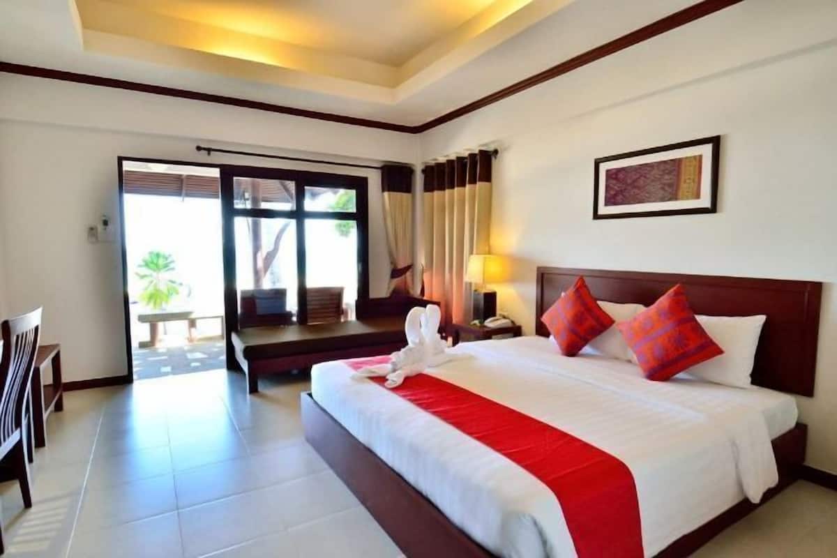 Minibar, in-room safe, desk, bed sheets