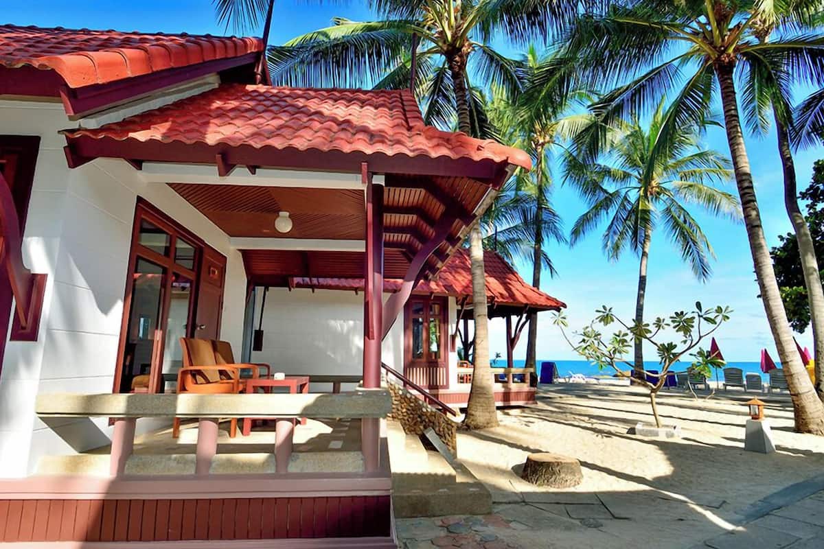 Bungalow, Beachfront | Minibar, in-room safe, desk, bed sheets