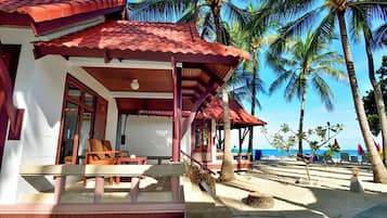 Minibar, caja de seguridad en la habitación, escritorio y ropa de cama