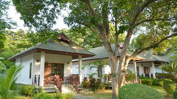 Bungalow, Poolside | Minibar, in-room safe, desk, bed sheets