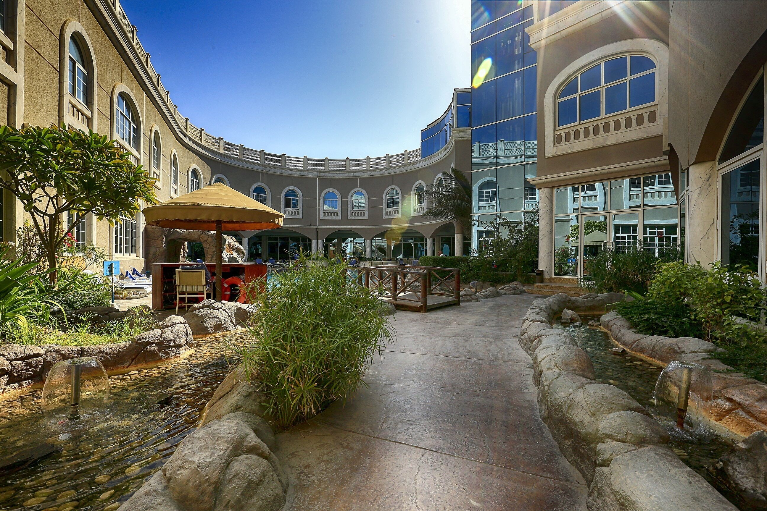 حمّام سباحة خارجي، حمّام سباحة مع شلّال