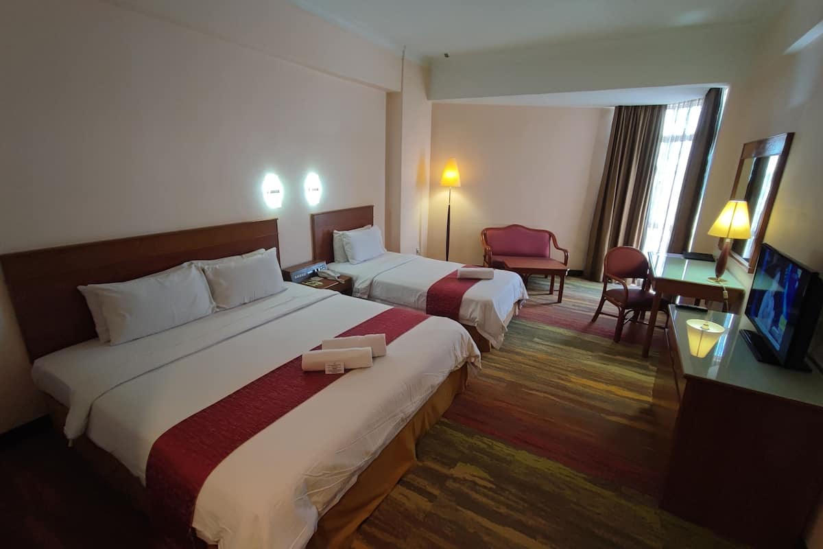 deluxe triple (newly refurbished shower/ bathroom area and new carpet flooring) | desk, laptop workspace, soundproofing, iron/ironing board