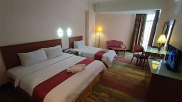 Deluxe-Dreibettzimmer (Newly refurbished Bathroom & Flooring) | Schreibtisch, laptopgeeigneter Arbeitsplatz, schallisolierte Zimmer
