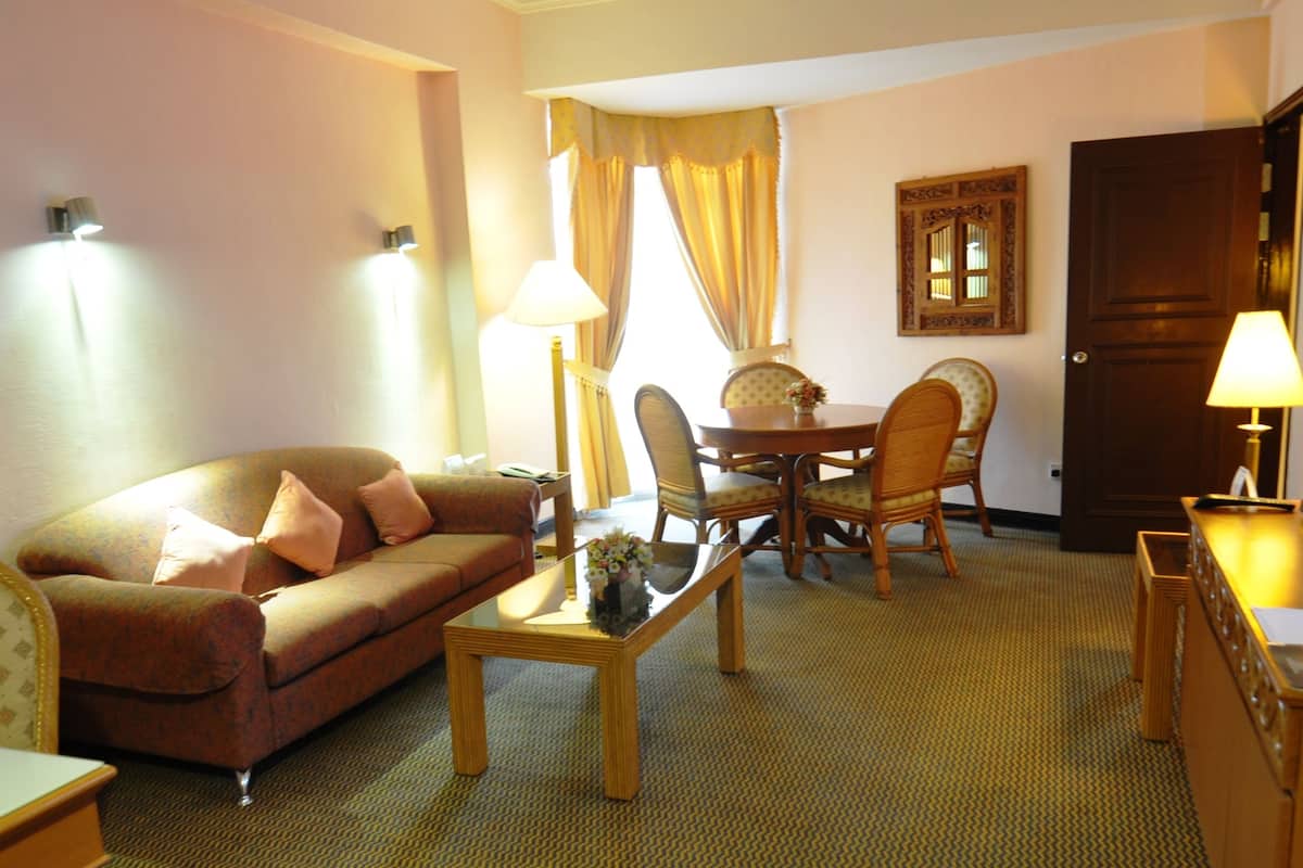 executive suite | living room | 40-inch led tv with satellite channels