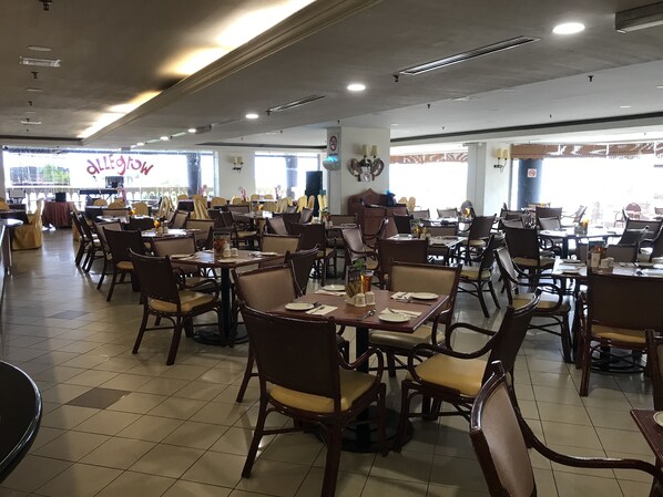 Lunch and dinner served, al fresco dining