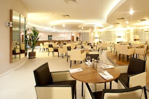 Serveert ontbijt, lunch, diner, internationale gerechten