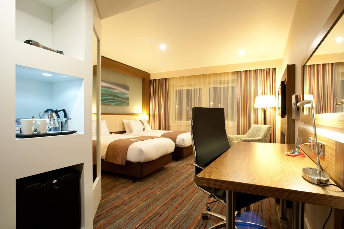 in-room safe, desk, laptop workspace, blackout curtains