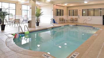 Piscine couverte, chaises longues