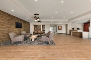 A spacious living area with a fireplace, a coffee table, and multiple seating options. - Candlewood Suites Fayetteville Fort Bragg by IHG (Fayetteville)