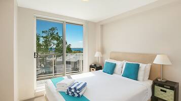 3 Bedroom 2 Bathroom Water Aspect Penthouse | Premium bedding, soundproofing, iron/ironing board, free WiFi