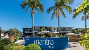 Un edificio moderno con un letrero que dice "mantra aqua" en su fachada.