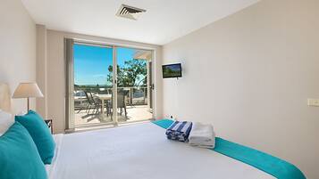3 Bedroom 2 Bathroom Water Aspect Penthouse | 1 bedroom, premium bedding, soundproofing, iron/ironing board