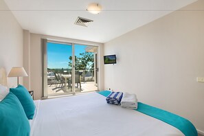 3 Bedroom 2 Bathroom Water Aspect Penthouse | 1 bedroom, premium bedding, soundproofing, iron/ironing board