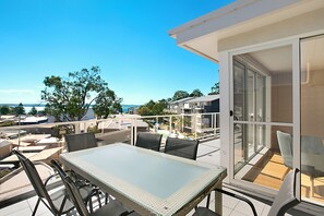 3 Bedroom 2 Bathroom Water Aspect Penthouse | Balcon