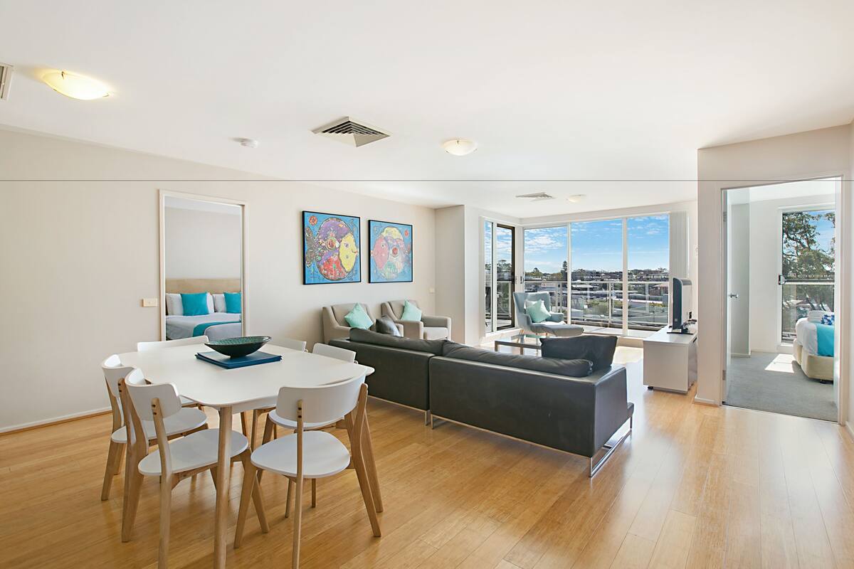 3 Bedroom 2 Bathroom Water Aspect Penthouse | 起居区 | 液晶电视、DVD 播放器