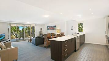 3 Bedroom 2 Bathroom Resort View Apartment | Living area