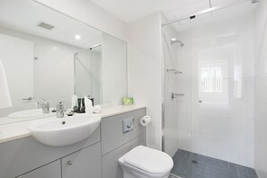 Shower, free toiletries, hair dryer, towels - Mantra Nelson Bay (Nelson Bay)