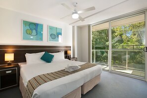 3 Bedroom 2 Bathroom Resort View Apartment | Premium bedding, soundproofing, iron/ironing board, free WiFi - Mantra Nelson Bay (Nelson Bay)