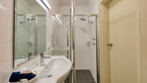 Standard Double Room, 1 Bedroom | Bathroom
