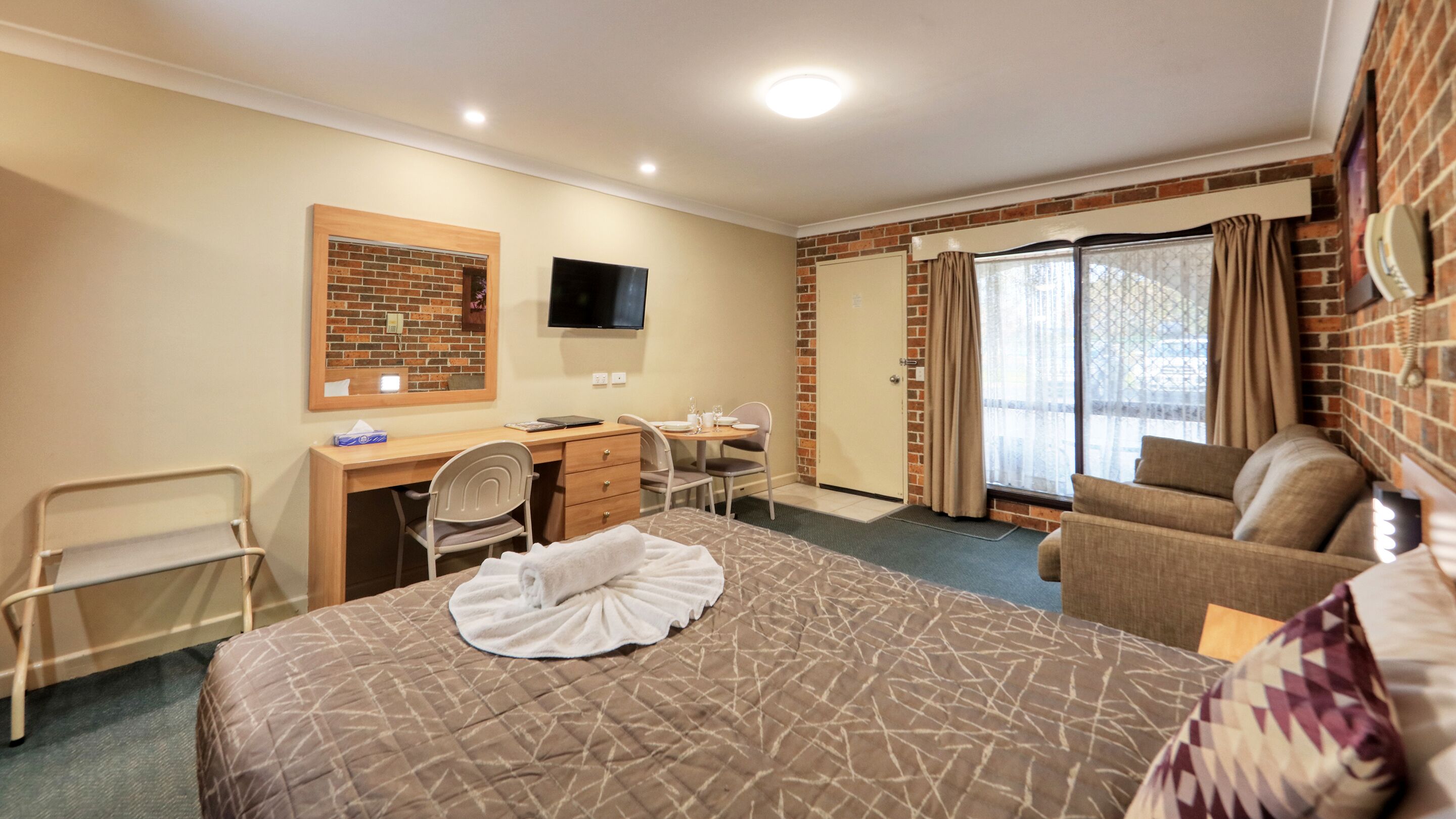 Deluxe Room, Non Smoking (Deluxe Queen) | Living area | 32-inch flat-screen TV with cable channels, TV