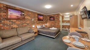 Habitación Deluxe, no fumadores (Deluxe Queen) | Cortinas opacas, tabla de planchar con plancha, wifi gratis