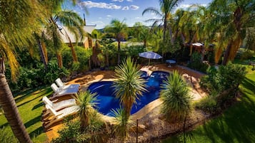 Una piscina al aire libre