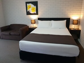 Premium bedding, pillow-top beds, laptop workspace, blackout curtains - Crystal Fountain Motel Albury (Lavington)