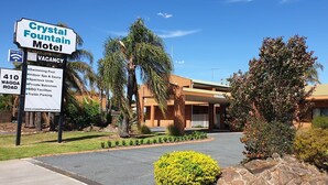 Crystal Fountain Motel with amenities like a swimming pool, indoor spa, private balconies, BBQ facilities, and trailer parking. - Crystal Fountain Motel Albury (Lavington)