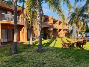 Courtyard - Crystal Fountain Motel Albury (Lavington)