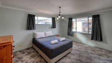 Apartment, 3 Bedrooms, Non Smoking | Iron/ironing board, free WiFi, bed sheets