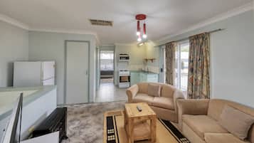 Departamento, 3 habitaciones, para no fumadores | Área de sala de estar | Televisión