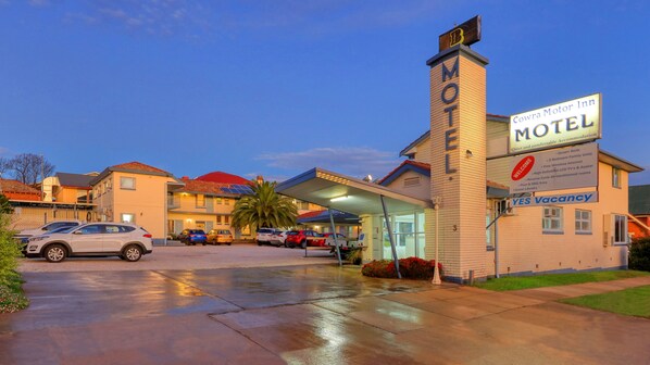 A motel with a sign indicating 3 vacancies.