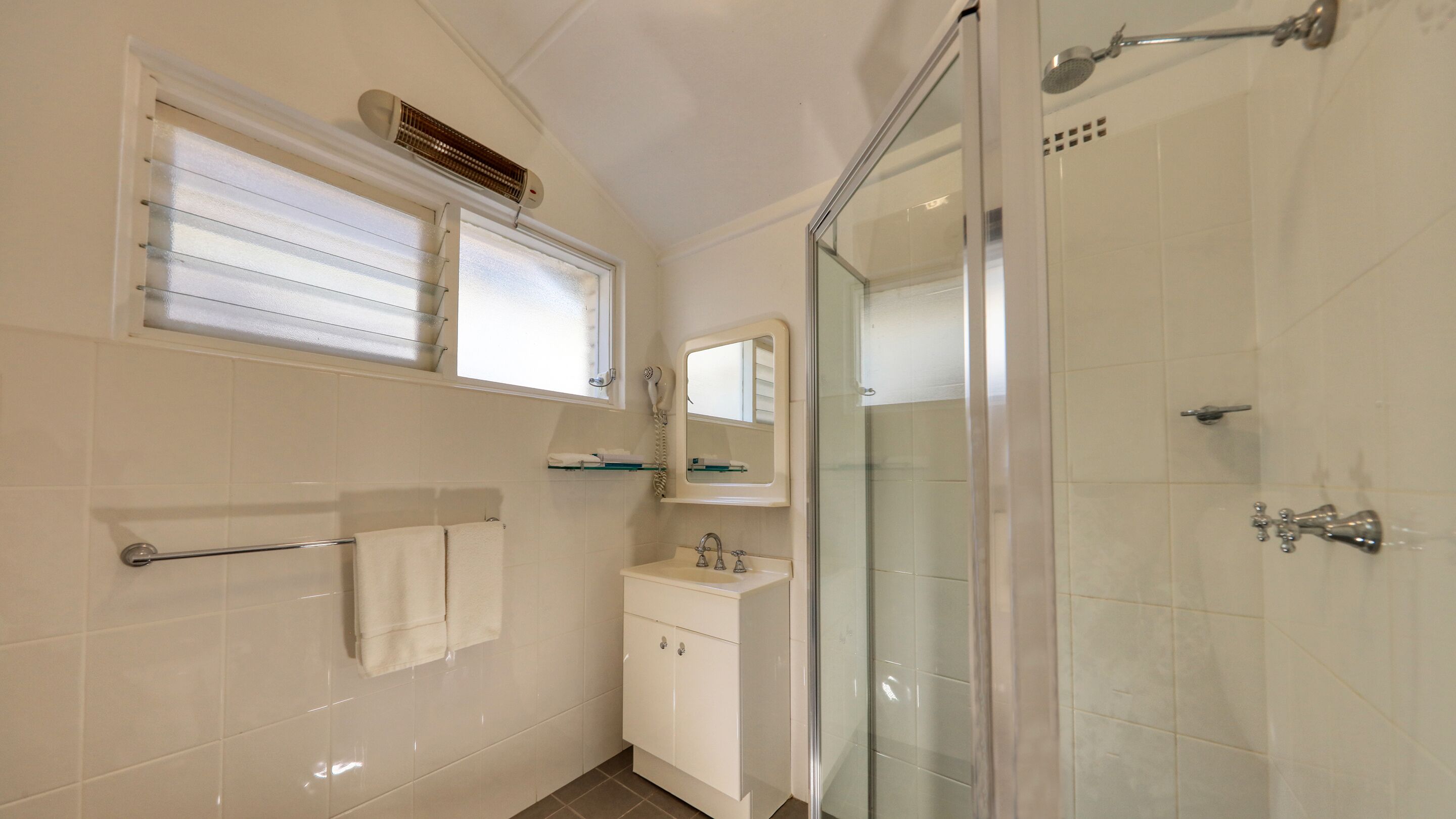 Standard Double Room, Non Smoking (Queen) | Bathroom | Shower, free toiletries, hair dryer, towels