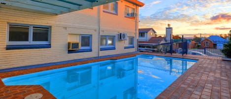 Una piscina al aire libre