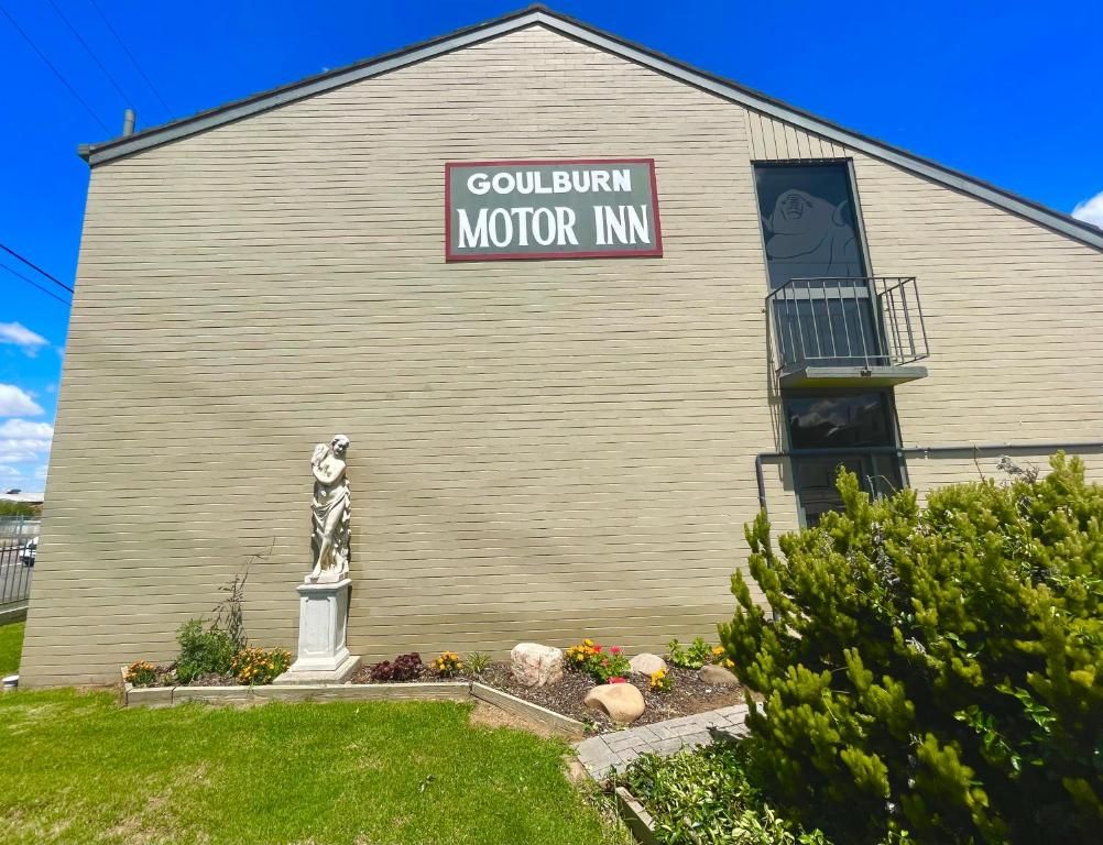 Un edificio con un letrero que dice 'Goulburn Motor Inn'.