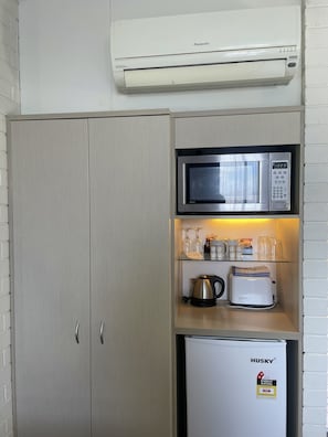 Standardzimmer, Nichtraucher (Queen bed room for couple) | Wohnbereich | LCD-Fernseher