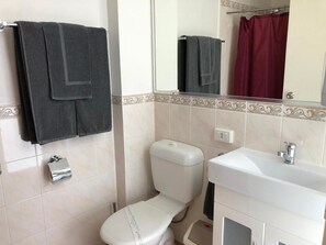 Regadera, secadora de cabello, toallas 