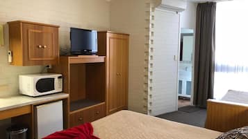 標準客房, 非吸煙房 (Queen bed room for couple) | 書桌、熨斗/熨衣板、免費無線上網、床單