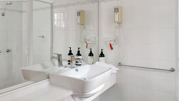 Chambre Standard, balcon (Saleyard Motel Room) | Salle de bain | Serviettes fournies