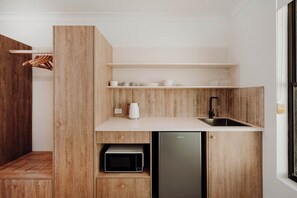 Executive Room, 1 King Bed, Non Smoking | Private kitchenette | Mini-fridge, microwave, electric kettle, toaster - The Cudgee at Mudgee (Mudgee)