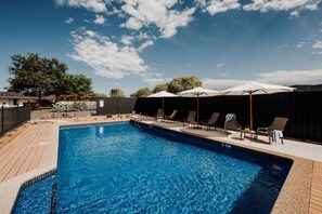Outdoor pool, pool umbrellas, sun loungers - The Cudgee at Mudgee (Mudgee)