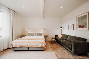 Habitación familiar, varias camas, para no fumadores, vista al jardín | Wifi gratis y ropa de cama 