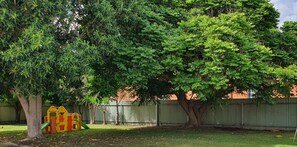 Property grounds - Cobb Inlander Motel (Hay)