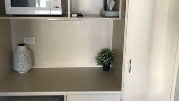 Jääkaappi, mikroaaltouuni, kahvin-/teenkeitin, vedenkeitin