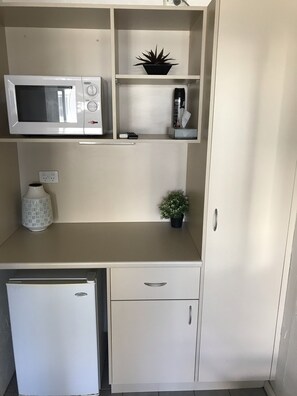 Fridge, microwave, coffee/tea maker, electric kettle - Cobb Inlander Motel (Hay)