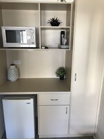 Geladeira, micro-ondas, cafeteira/chaleira, chaleira elétrica